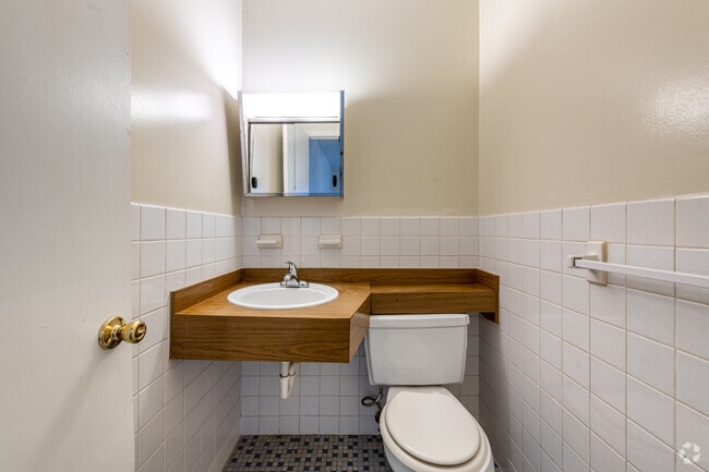 2BR, 1.5BA - 675SF