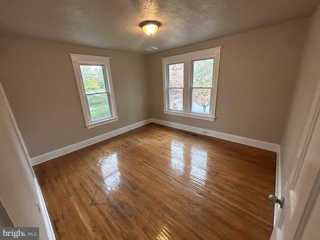 Photo - 3517 Rutherford St