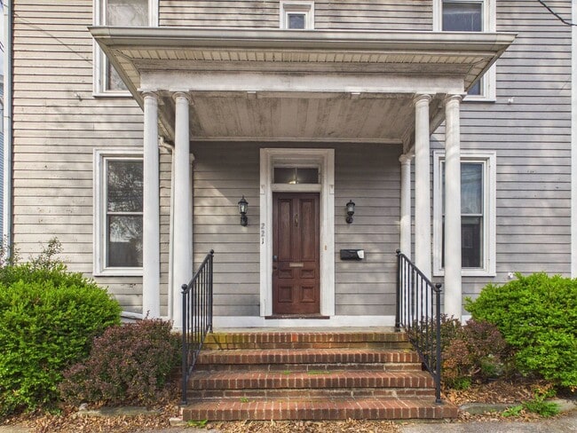 Building Photo - 221 N Spring St Unit A