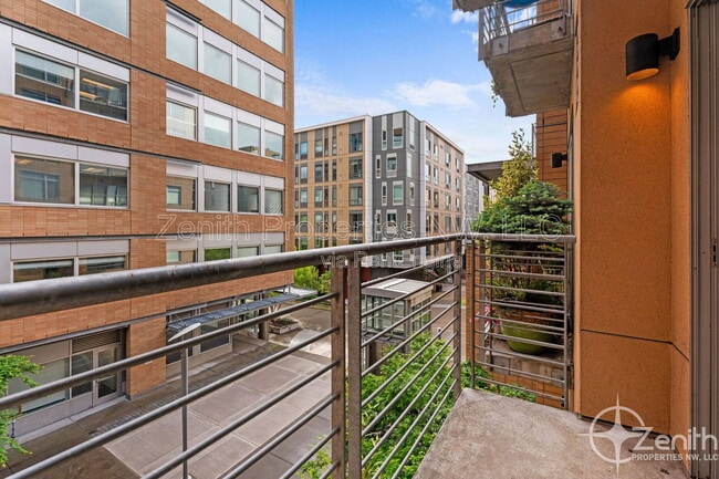 Building Photo - 701 Columbia St Unit Apt 301