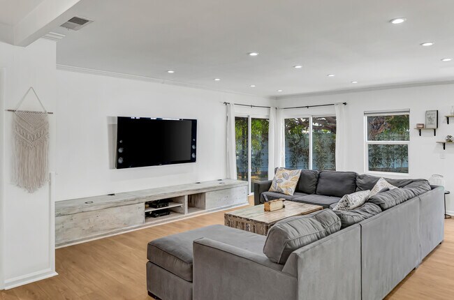 Photo - 7713 Oakdale Ave