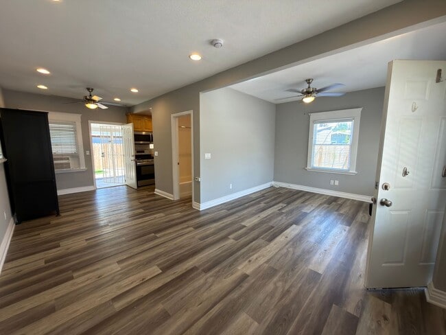 Building Photo - 418 E La Veta Ave