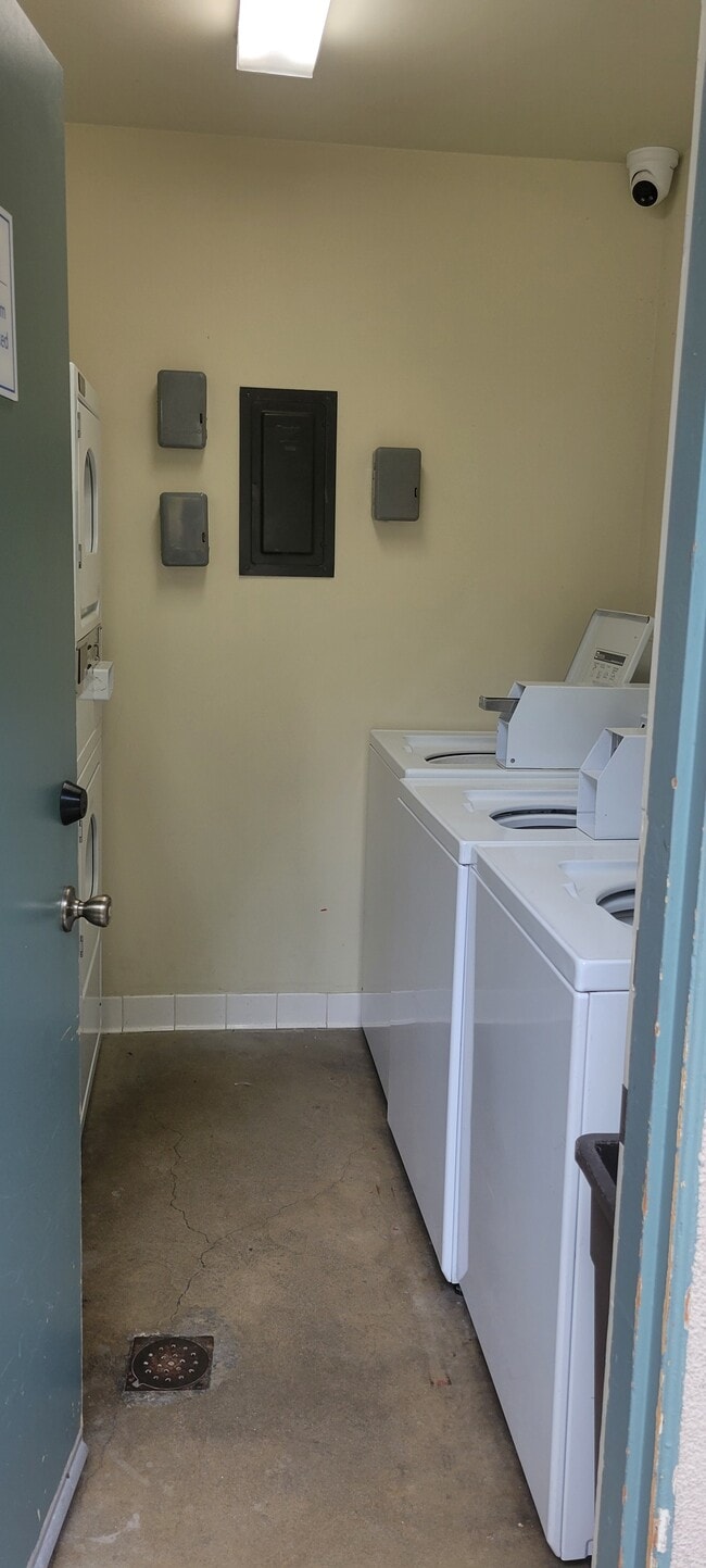 Laundry Room - Tarzana Gardens