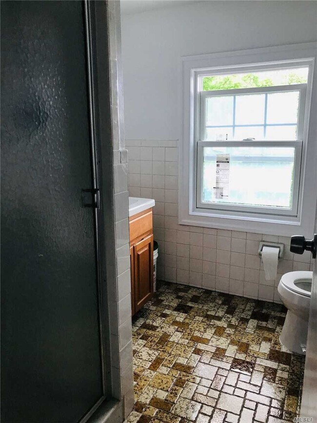 Photo - 33-40-40 169th St