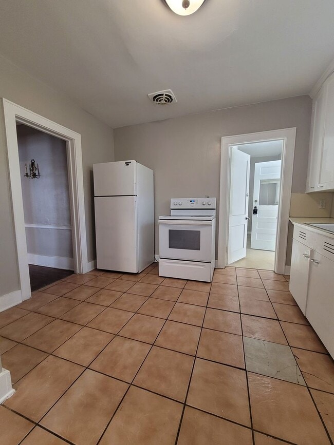 Photo - Spacious Blackstone Three Bedroom! Coming ...
