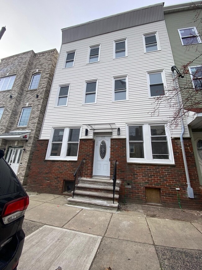 Building Photo - 107 Magazine St Unit 2R