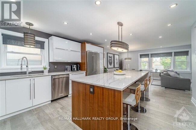 Photo - 354 Tweedsmuir Ave