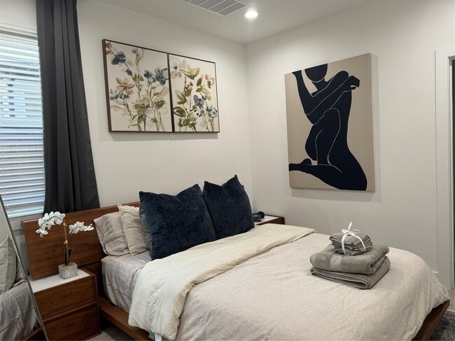 Building Photo - 3028 Live Oak St