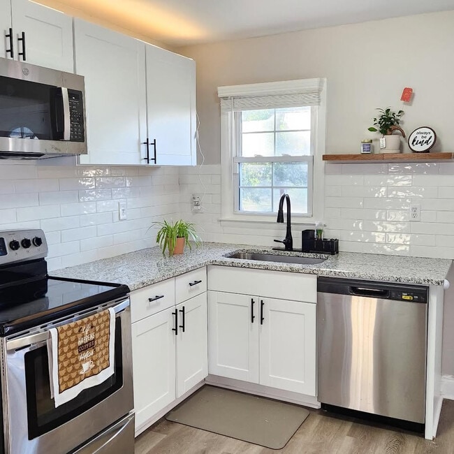 Building Photo - Room in House on Bilmark Ave