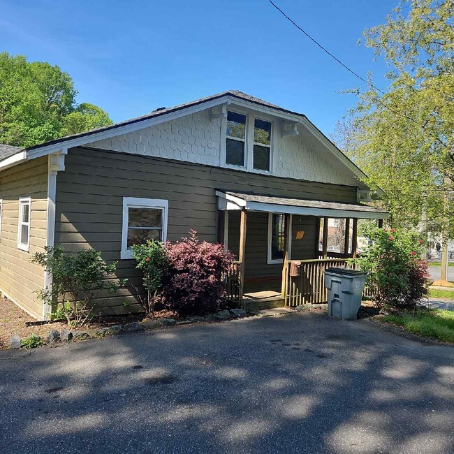 Photo - 390 Harper Ave
