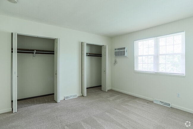 2BR, 1.5BA - 930 SF