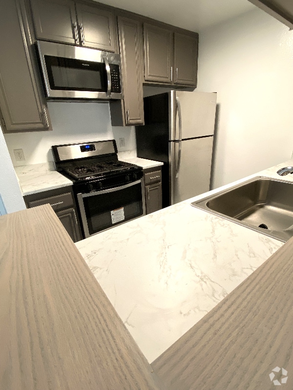 Building Photo - 465 Oak St Rental