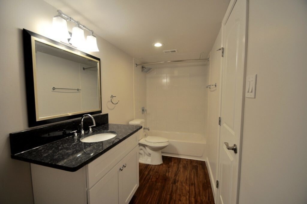 Photo - 4903-4911 Junius St