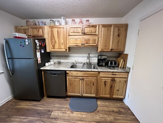 Building Photo - FURNISHED 2 BEDROOM/2 BATH UNIT 2ND FLOOR Rental