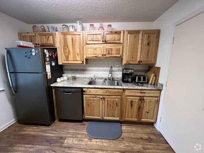Building Photo - FURNISHED 2 BEDROOM/2 BATH UNIT 2ND FLOOR Rental