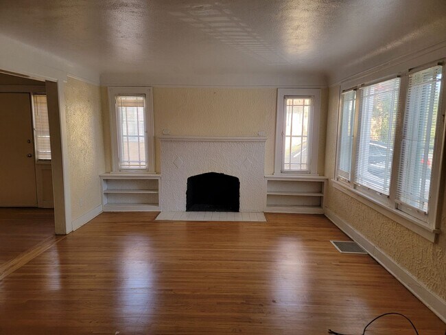Photo - 2 BEDROOM AND 1 BATH NEXT TO UNM CAMPUS