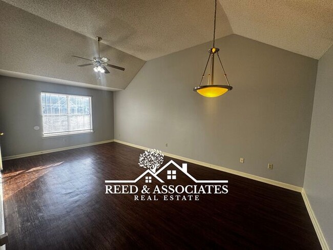 Photo - 2 Bedroom Town Home Located in Quiet Bartlett Neighborhood!