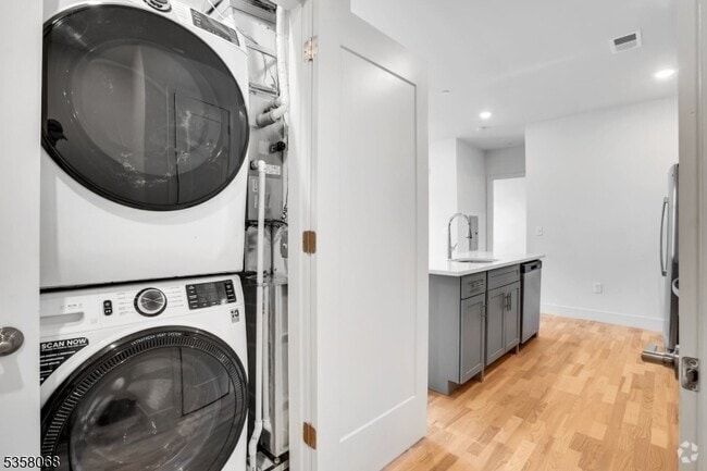 Building Photo - 1037 Amboy Ave Unit 302 Rental