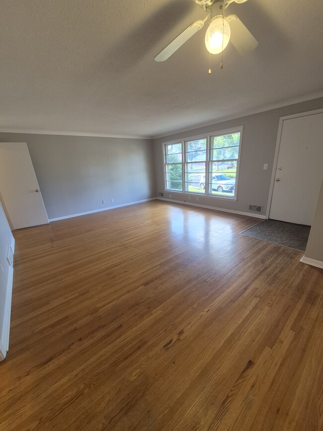 Ventanas orientadas al norte en la sala de estar - 2219 W 61st St Unidad 2219