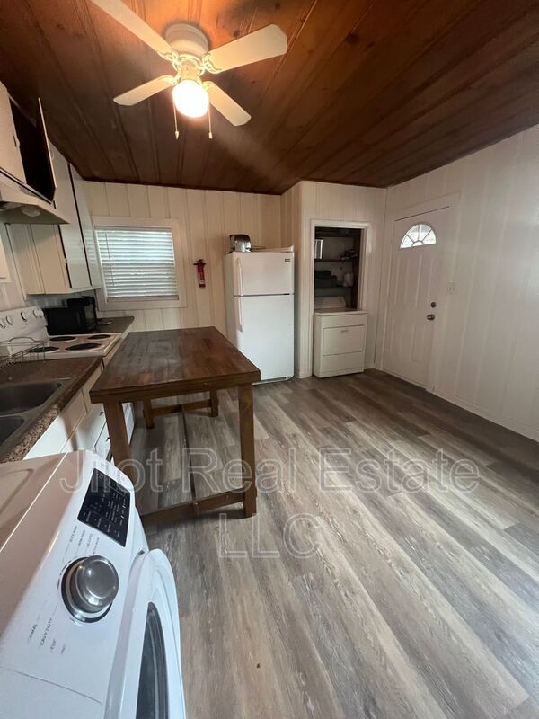 Photo - 3374 Colville Ave