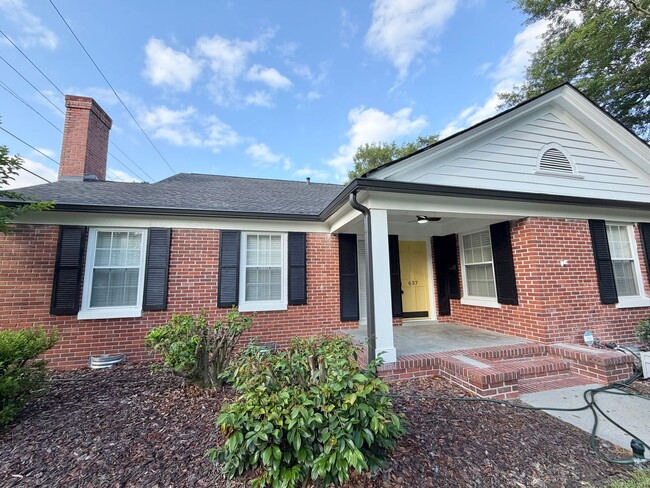 Building Photo - 3/2 Duplex Conveniently Situated in an Established Neighborhood!