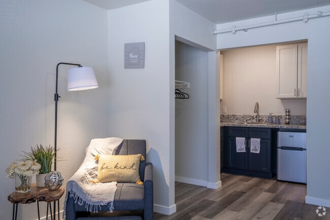 Studio, 1BA - 275SF