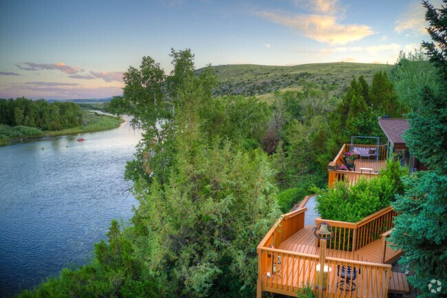 Building Photo - Beautiful Water Front Home!