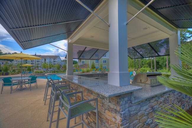 Poolside kitchen and bar