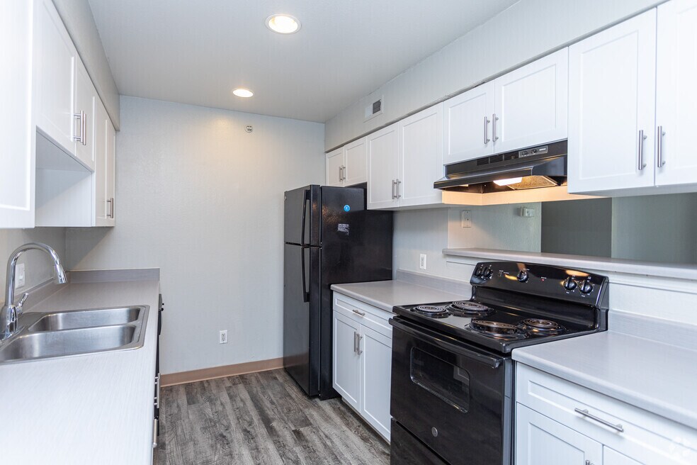 3BR, 2BA - 998SF - Kitchen