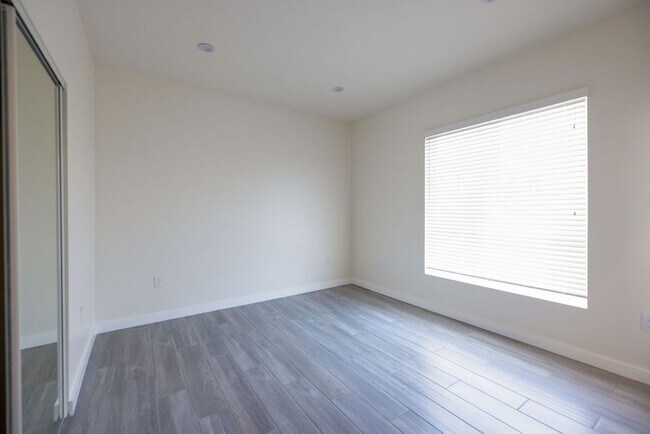 Photo - 1130 1/2 West 39th Street