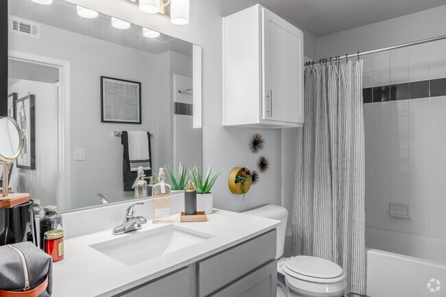1BR, 1BA - 789SF - Bathroom