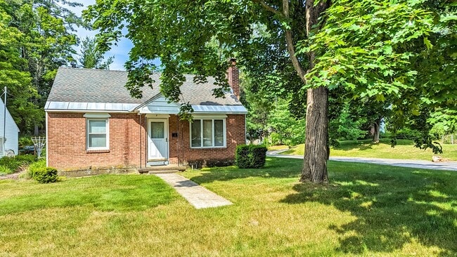 Building Photo - 3 Bedrooms  1.5 Bathrooms  Guilderland Schools