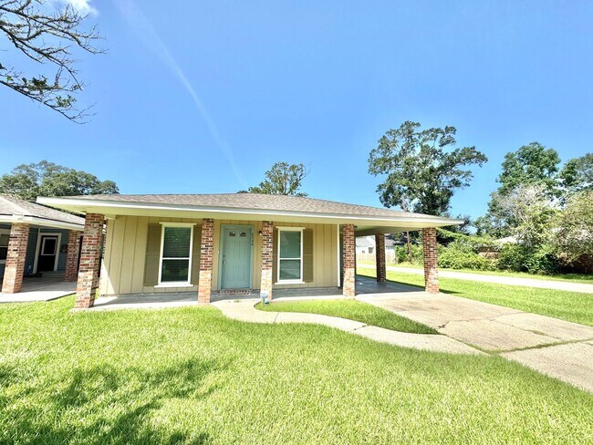 Building Photo - Updated 3 Bedroom Home in Denham Springs
