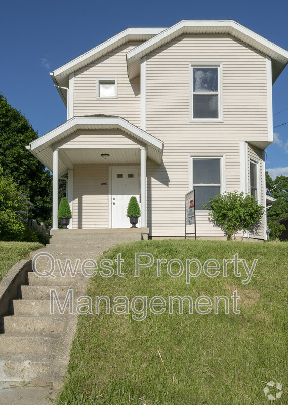 Building Photo - 806 Emerald Ave NE Rental