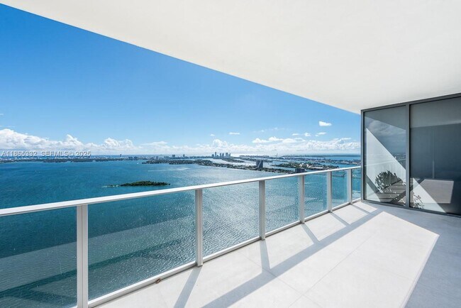 Building Photo - 700 NE 24th St Unit 4303