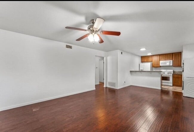 Building Photo - Charming 2 Bed 1 Bath Unit in Sacramento