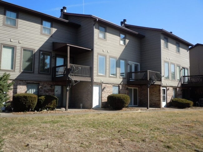 Building Photo - One Bedroom Condo with Fireplace and Stack...