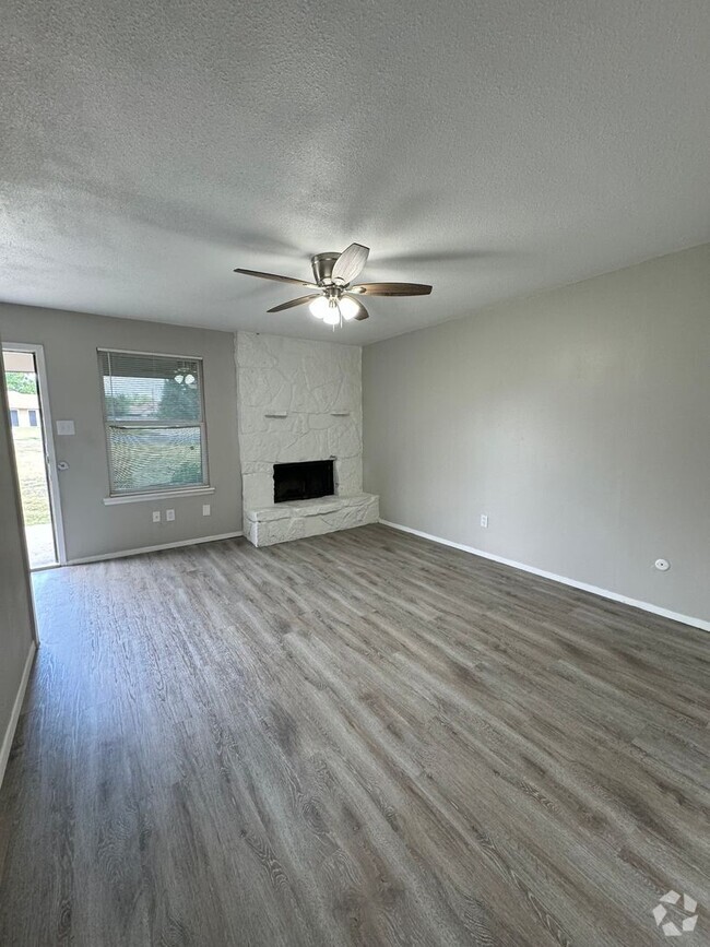 Building Photo - 2 bedrooms 1.5 bath townhome Unit 1409 D COURTNEY PL