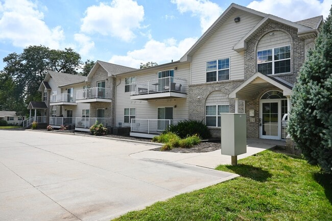 Photo - Square 131 - 4880 - 12 Plex