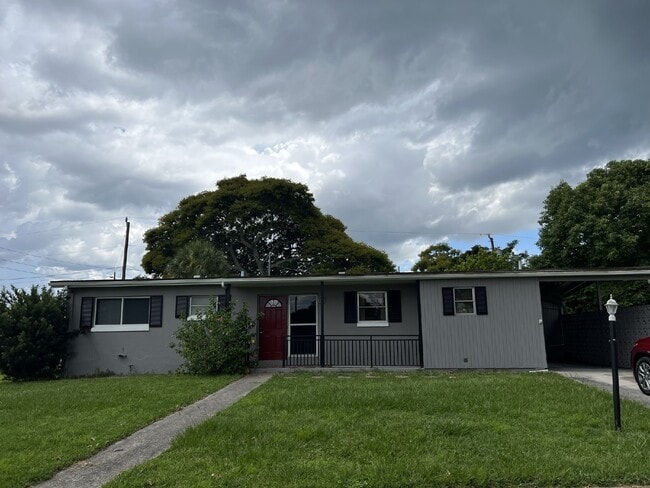 3 bed - 1 bath on a corner lot - 3 bed - 1 bath on a corner lot Apartment