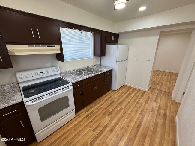 Photo - 860 E 13th St Unidad 4