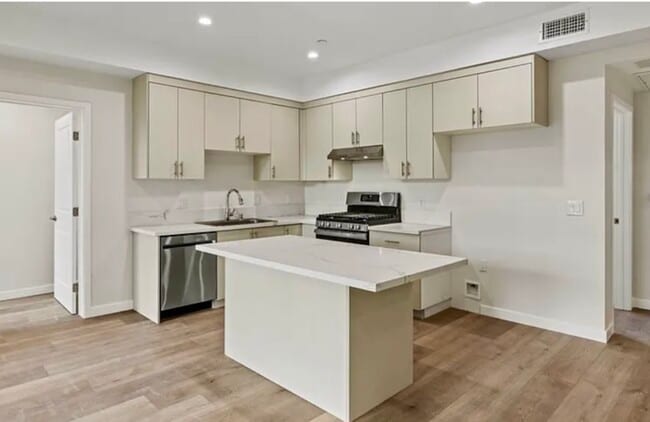 Photo - 439 Oak St Unit #301