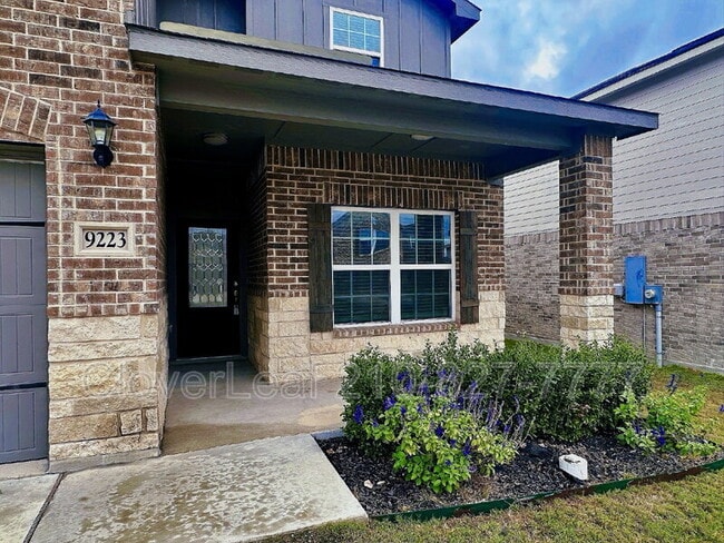 Photo - 9223 Foxing Blf