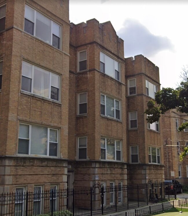 Building Photo - 3541 W Sunnyside Ave Unit 2