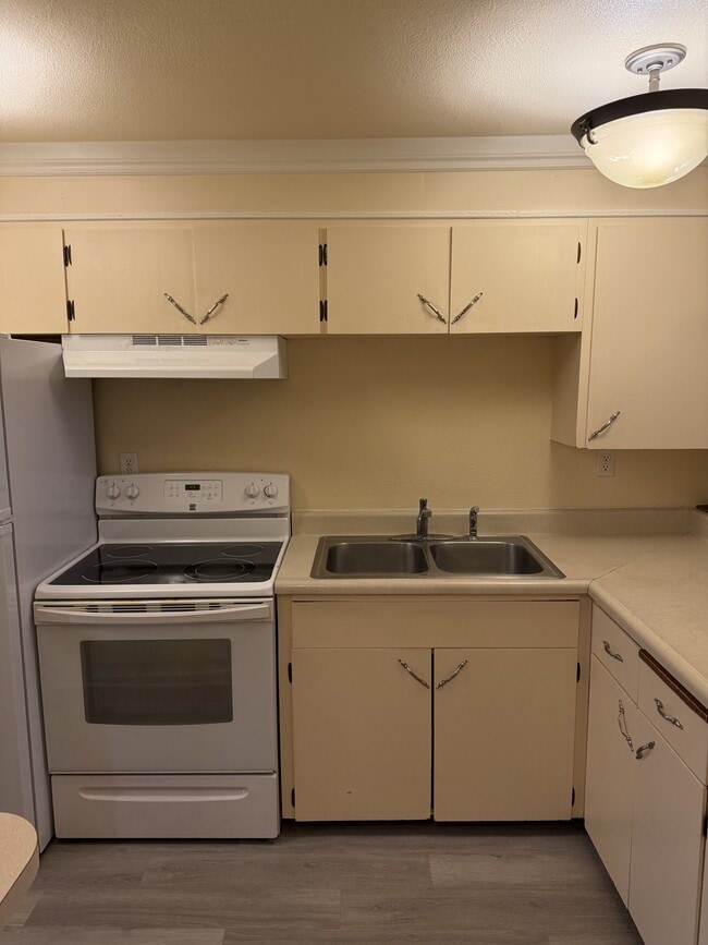 Photo - 660 Fairbanks St