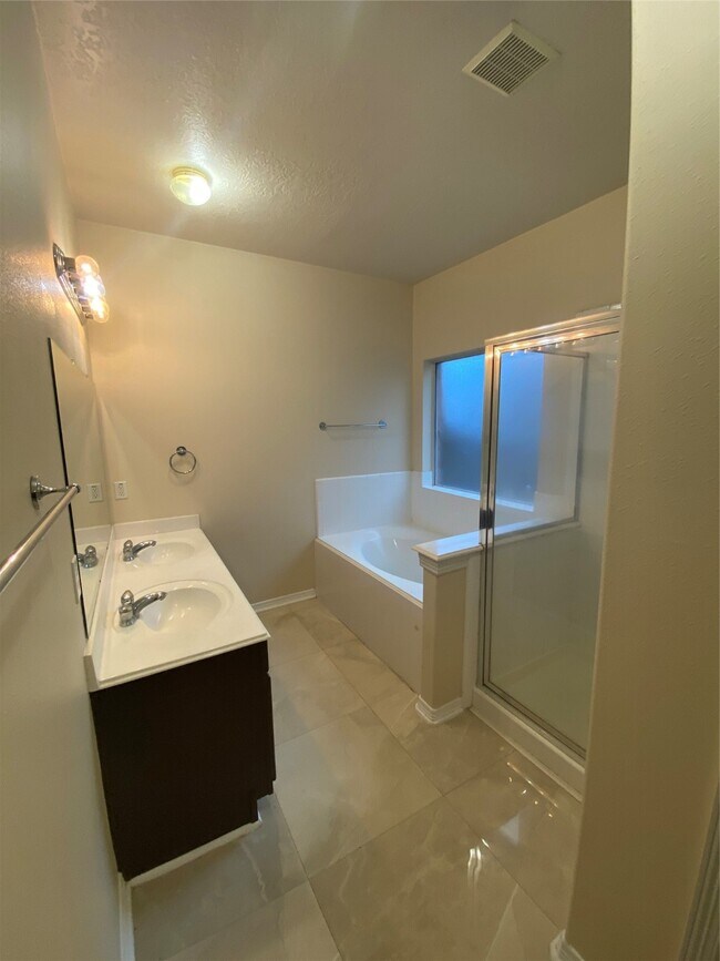Photo - 9210 Hidden Lake E Dr