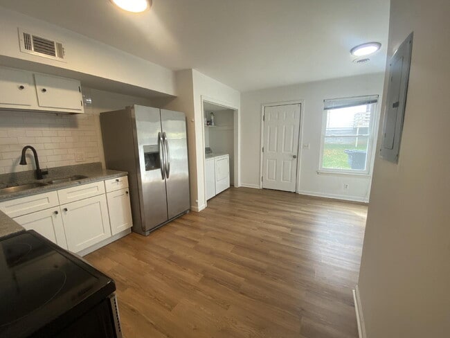 Building Photo - Charming 2 Bed, 1.5 Bath in the Heart of East Nashville Unit B