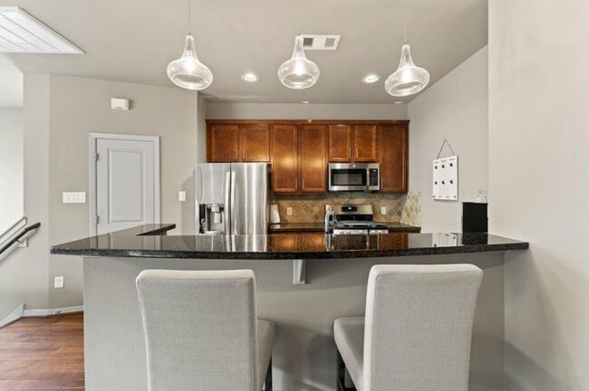 Photo - 235 N Lenox St