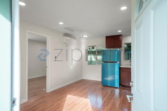 Photo - 4564 Angeles Ave