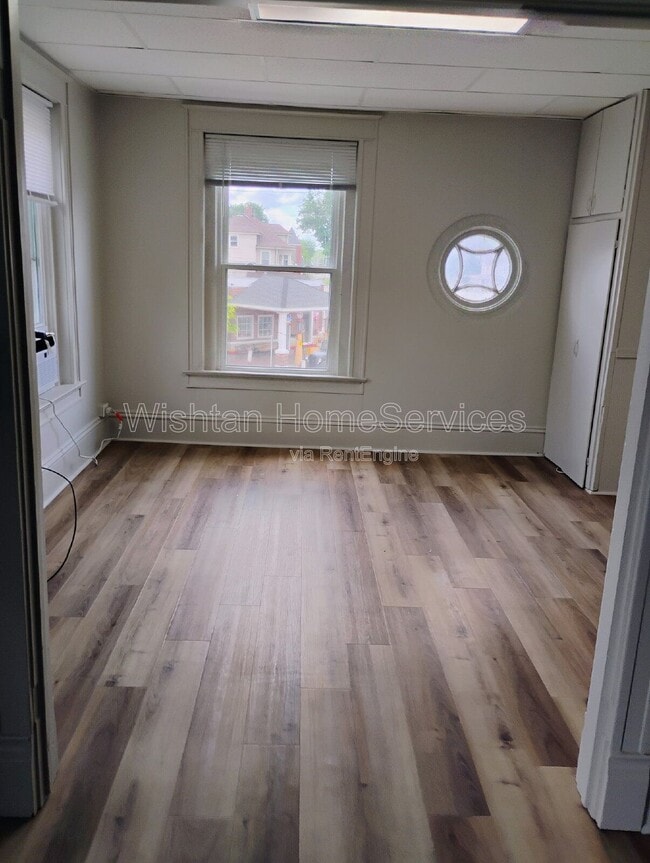 Photo - 591 Clark St